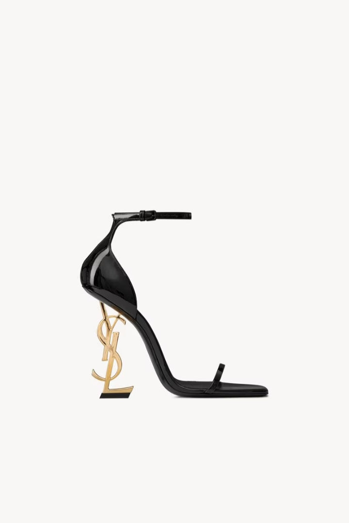 Sandali in vernice con tacco dorato