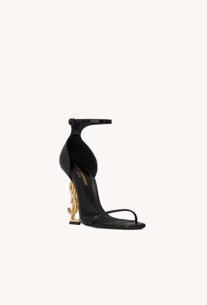 Sandali in vernice con tacco dorato